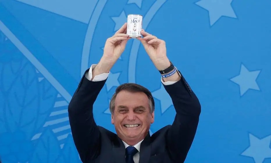 Bolsonaro recebe lata de leite condensado de presente em evento em 2019.